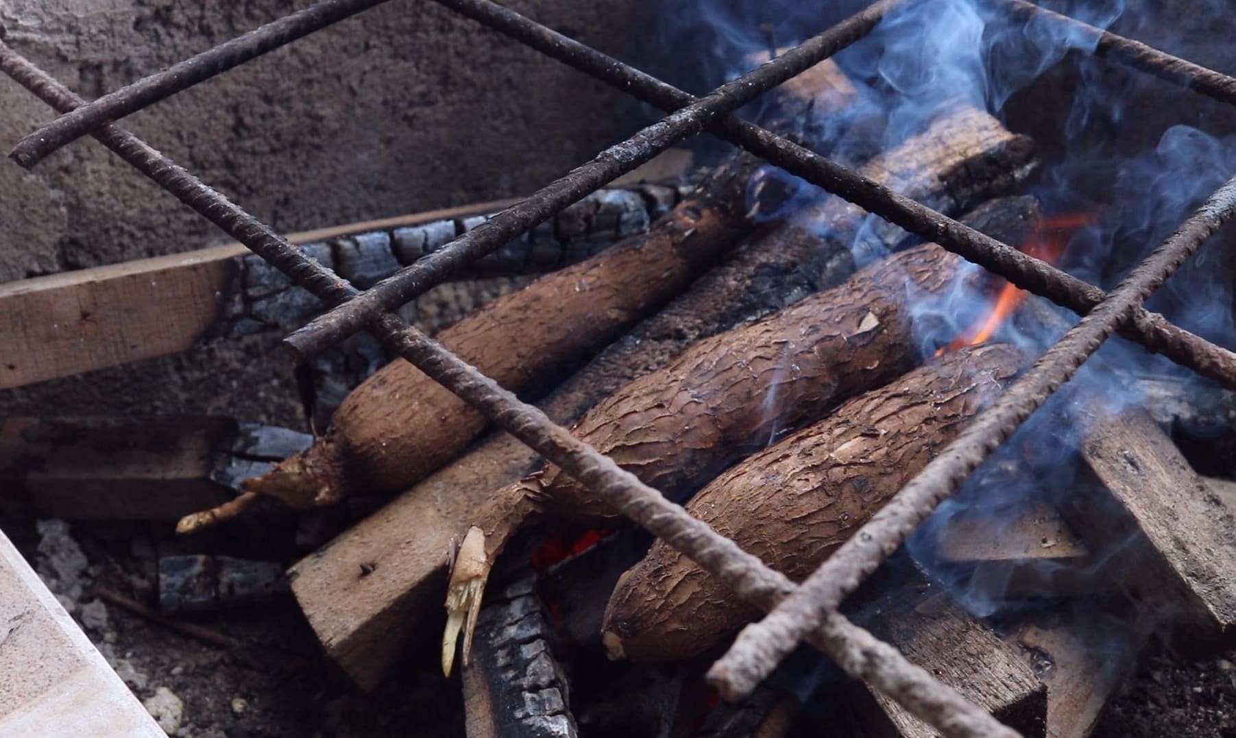 Singkong sedang dibakar